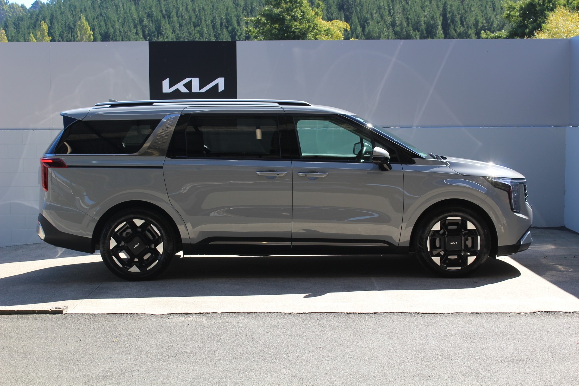 2025 Kia Carnival Premium 2.2L Turbo Diesel 8-Seat Carousel 1