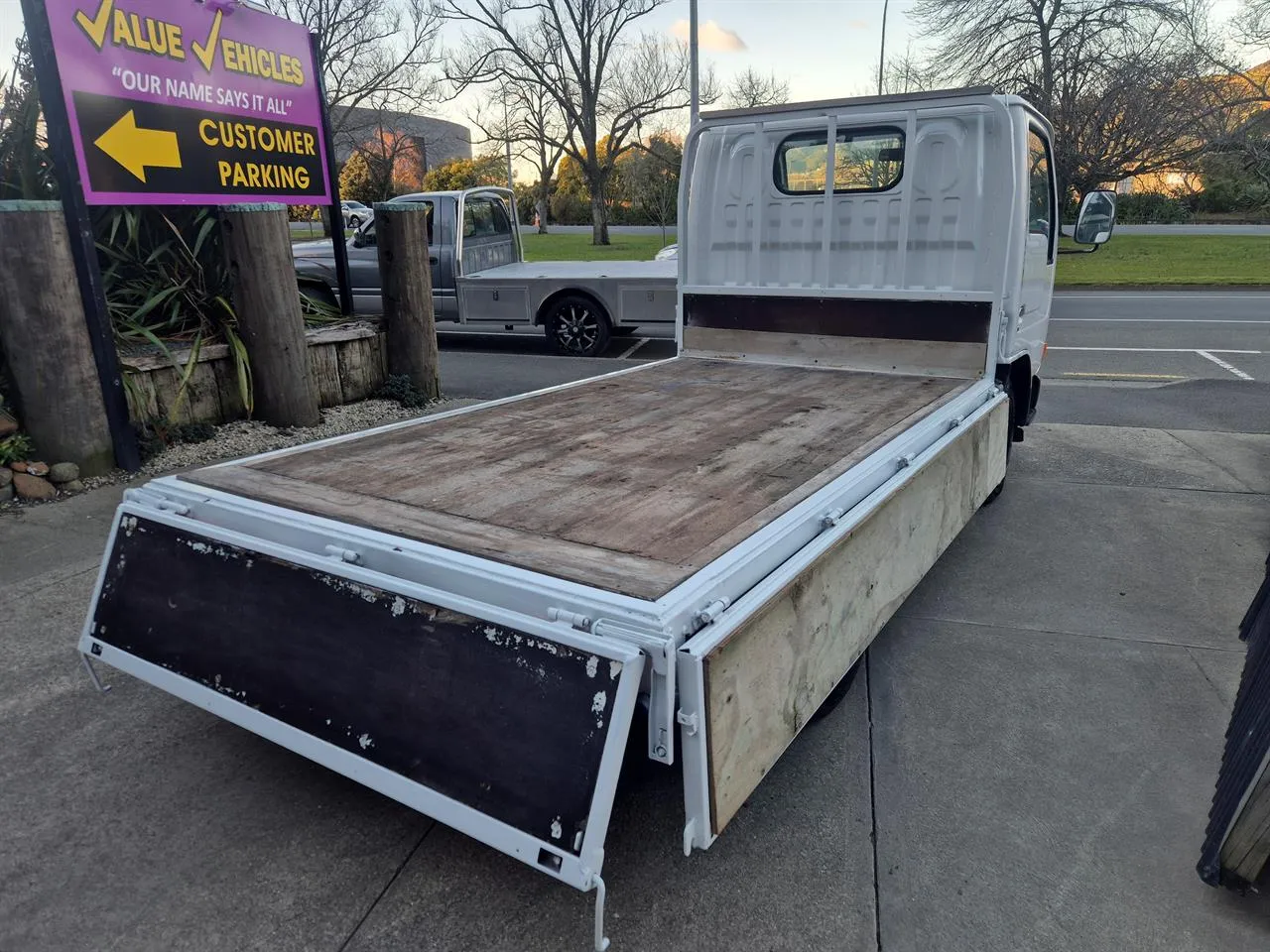 1997 Nissan Atlas 2.5D - Flatdeck - 3seater Carousel 9