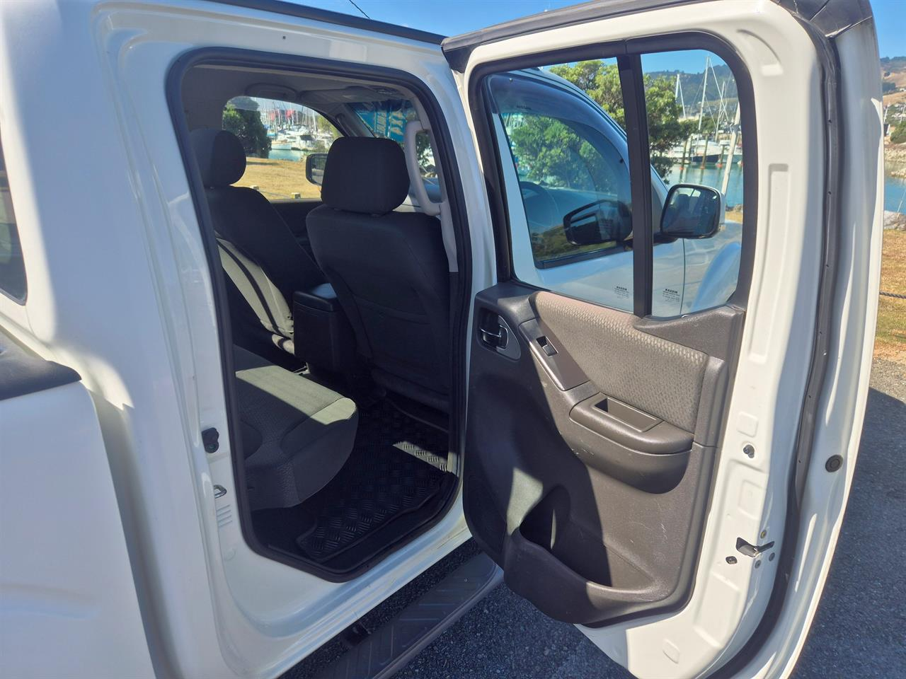 2013 Nissan Navara D/C 2.5D 4WD ST-X AT Carousel 1