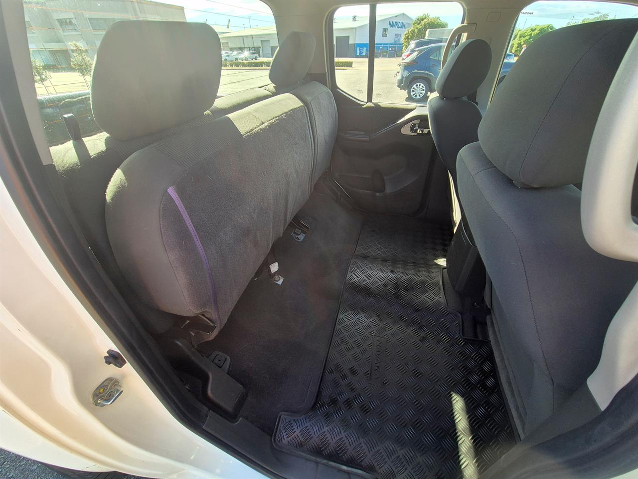 2013 Nissan Navara D/C 2.5D 4WD ST-X AT Carousel 2