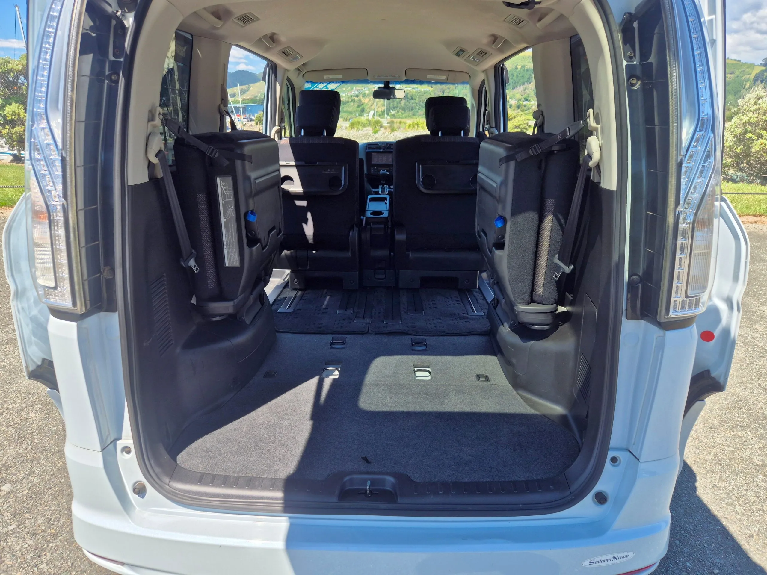 2015 Nissan Serena Highway Star S-HYBRID Carousel 6
