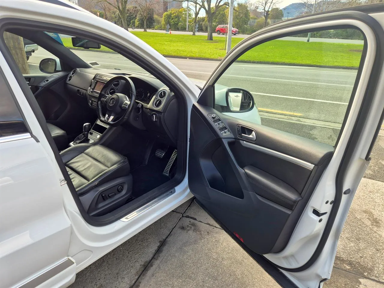 2014 Volkswagen Tiguan TSI132KW 2.0P4WD7A Carousel 1