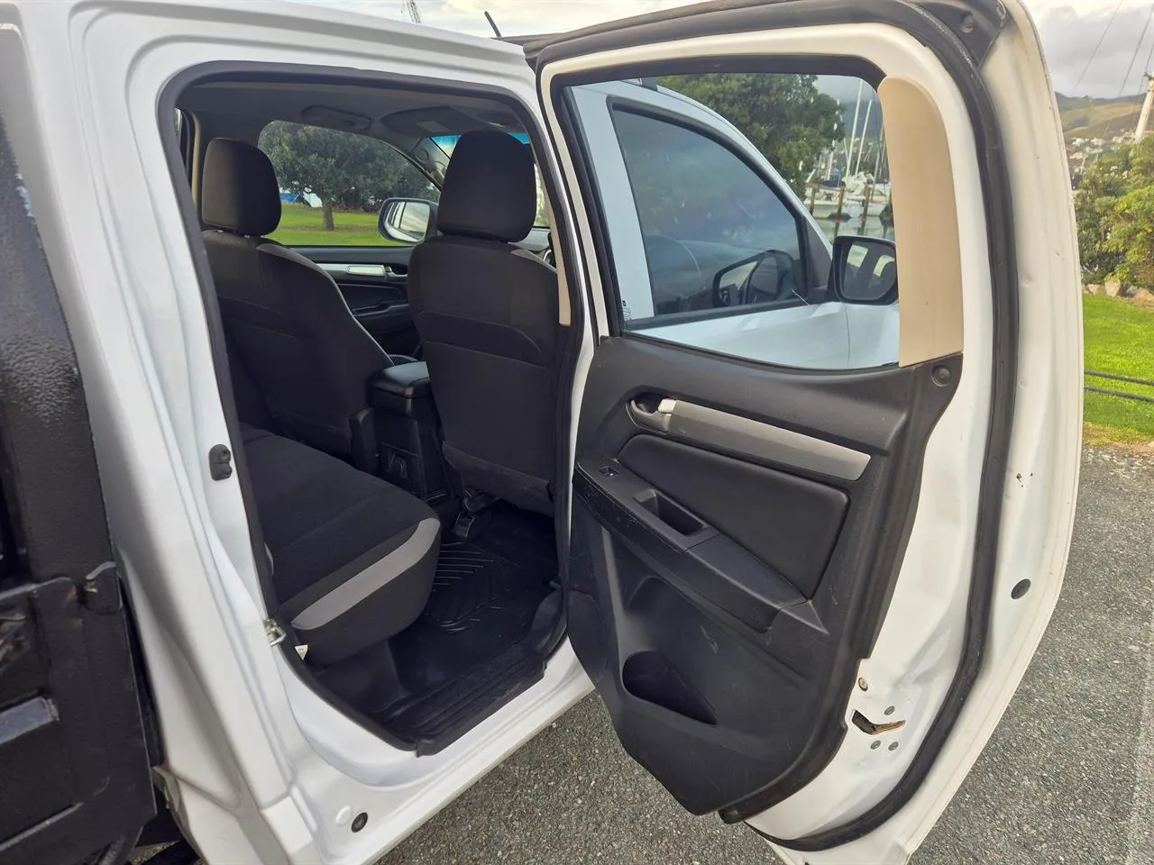 2017 Holden Colorado 4x4 Flatdeck Carousel 1