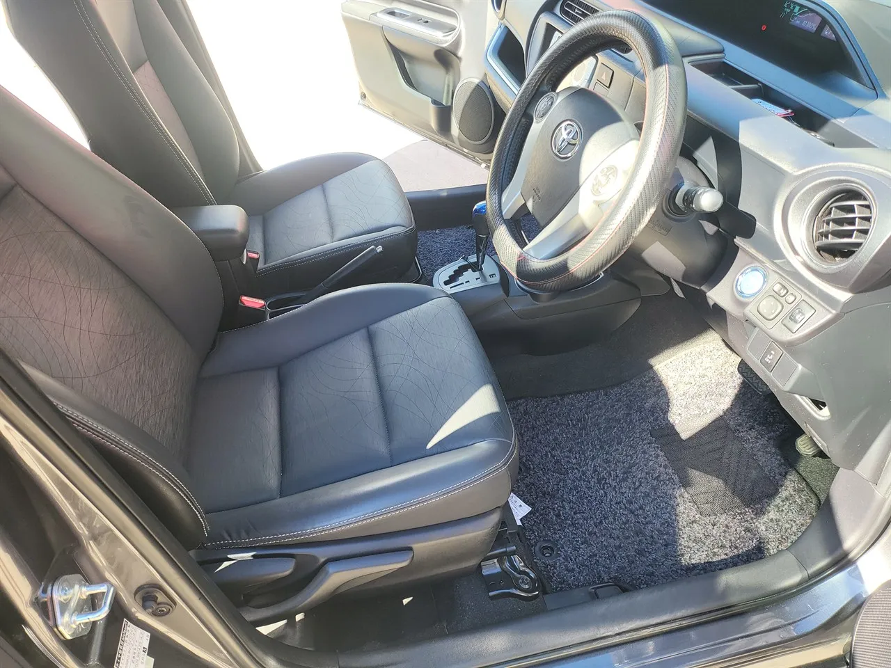 2014 Toyota AQUA G SPEC WITH LEATHER Carousel 9