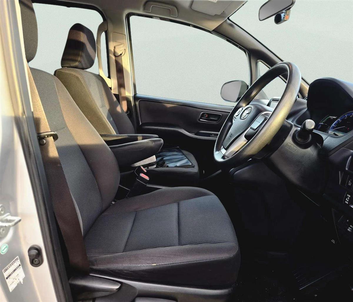 2014 Toyota Noah HYBRID G -7 seater !! DUAL POWER DOORS Carousel 7