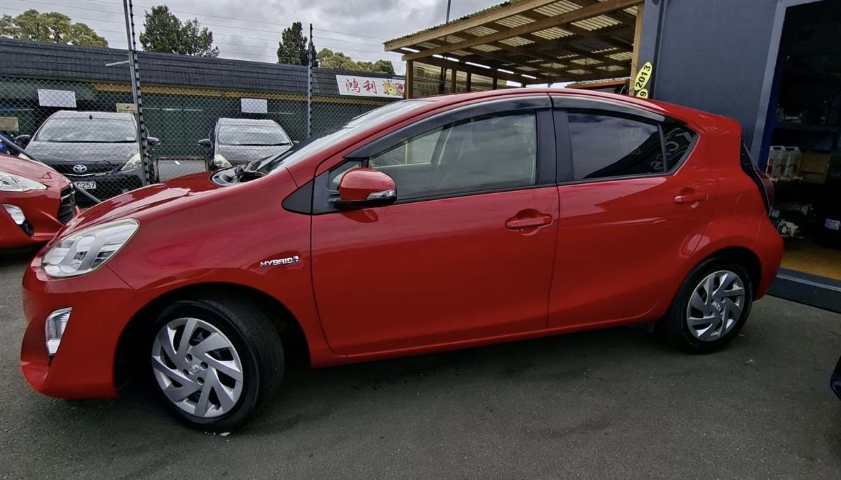2015 Toyota Aqua HYBRID Carousel 4