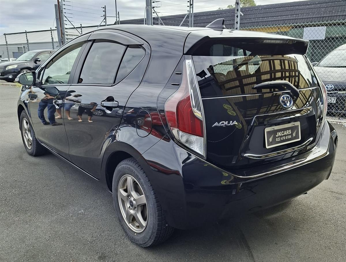 2015 Toyota Aqua Cruise control, Heated seats ,Reverse camera,Alloys Carousel 3