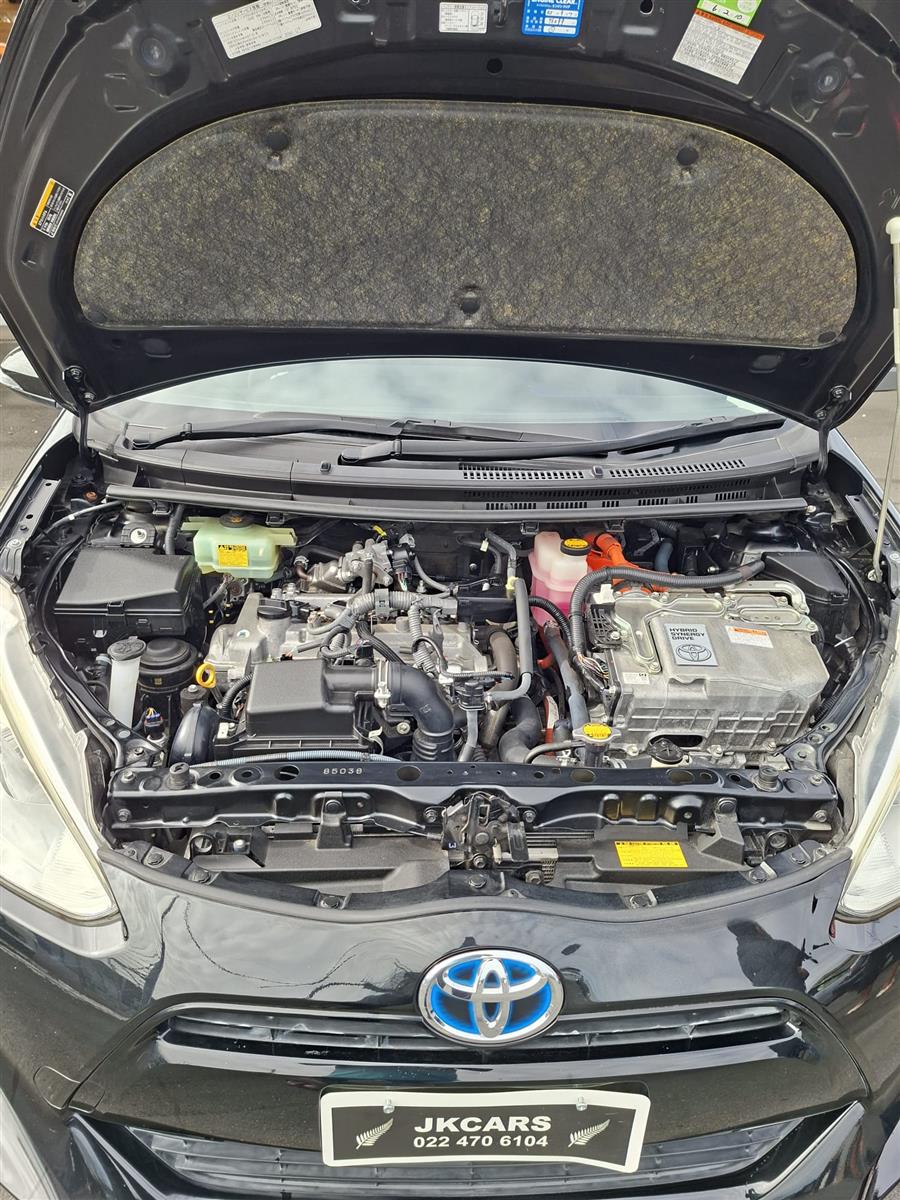 2015 Toyota Aqua Cruise control, Heated seats ,Reverse camera,Alloys Carousel 8