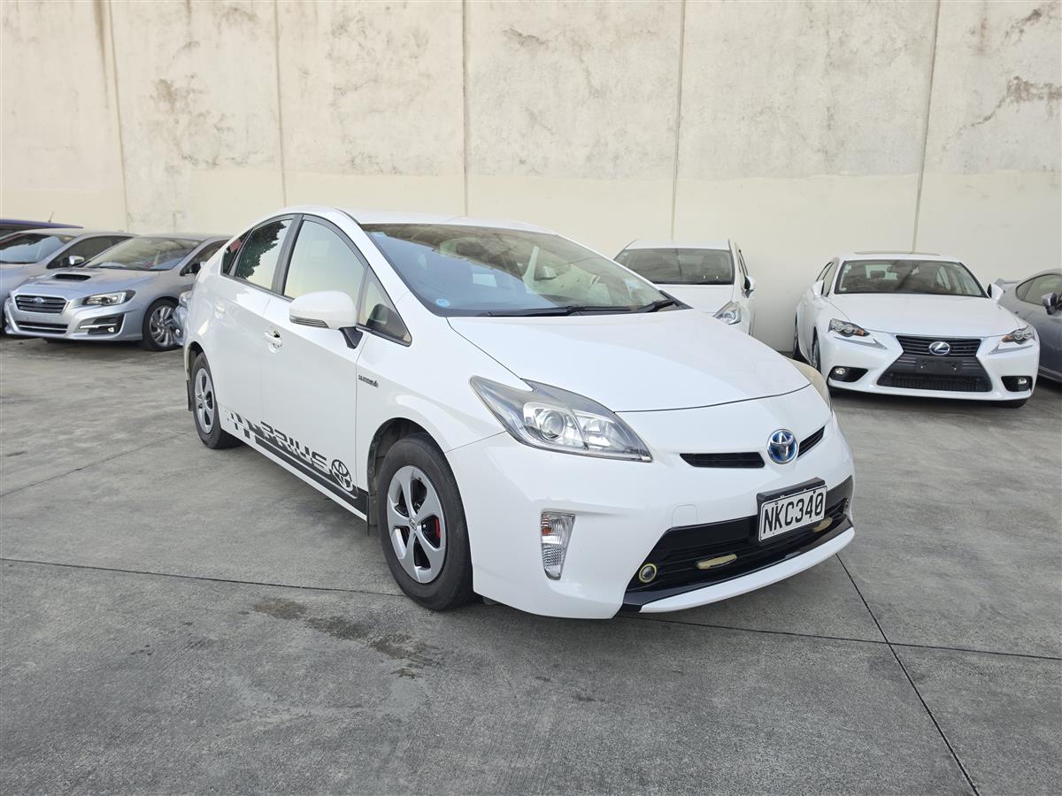 2015 Toyota Prius S Hybrid Keyless Alloys English Stereo/Bluetooth Rev Camera Finance Available Carousel 3