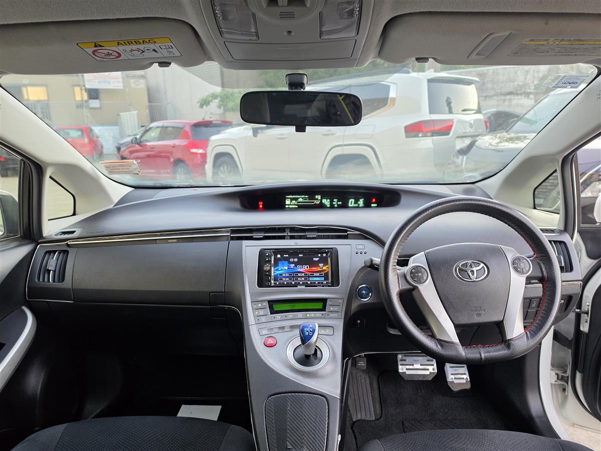 2015 Toyota Prius S Hybrid Keyless Alloys English Stereo/Bluetooth Rev Camera Finance Available Carousel 10