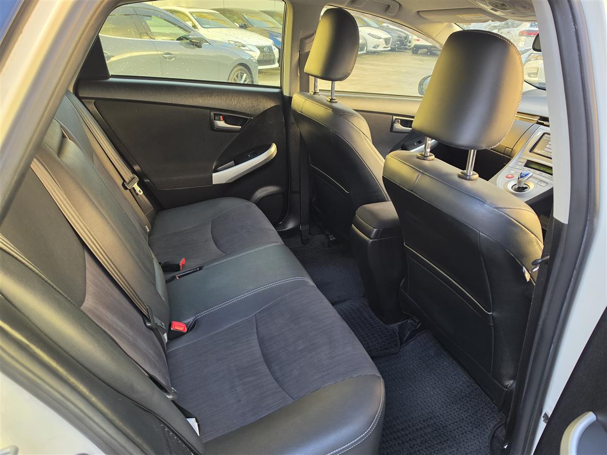 2014 Toyota Prius Hybrid G Half Leather Cruise Electric Seats Rev Cam Bluetooth Finance Available Carousel 8