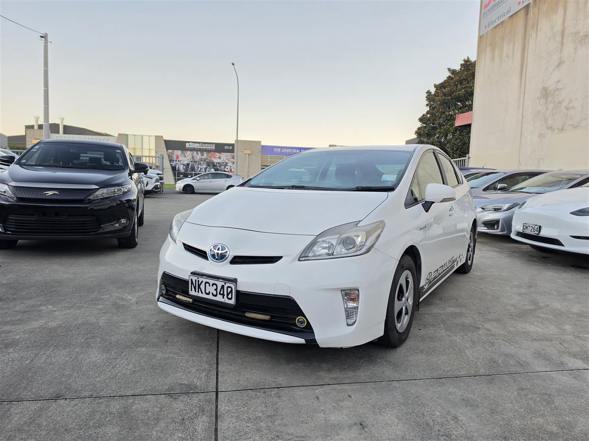 2015 Toyota Prius S Hybrid Keyless Alloys English Stereo/Bluetooth Rev Camera Finance Available