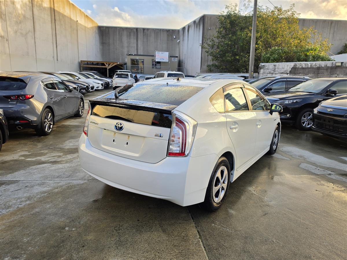 2014 Toyota Prius Hybrid G Half Leather Cruise Electric Seats Rev Cam Bluetooth Finance Available Carousel 1