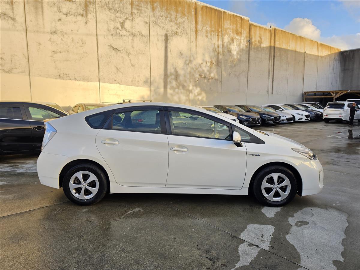 2014 Toyota Prius Hybrid G Half Leather Cruise Electric Seats Rev Cam Bluetooth Finance Available Carousel 5