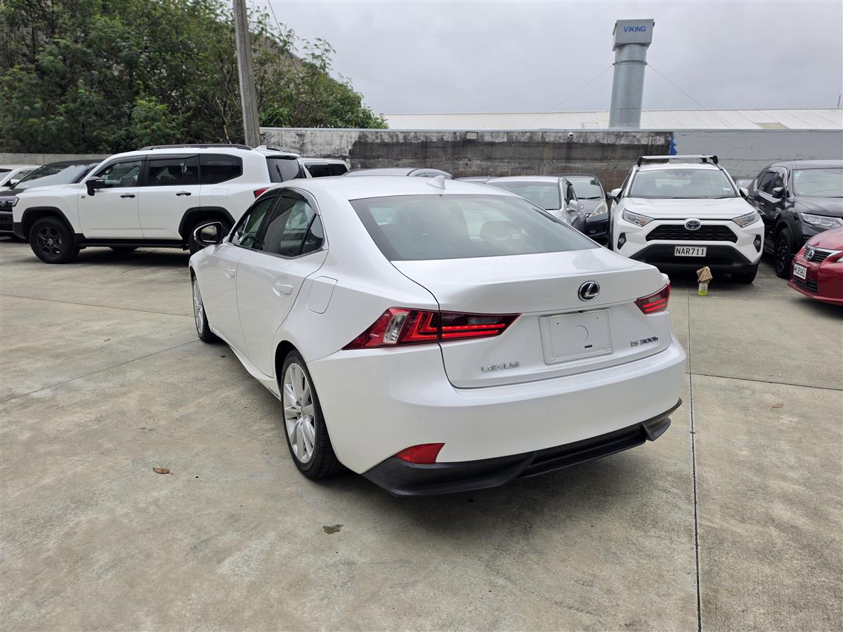 2015 Lexus IS 300h Hybrid SUNROOF Leather Radar Cruise BSM Electric Seat Finance Available Carousel 3