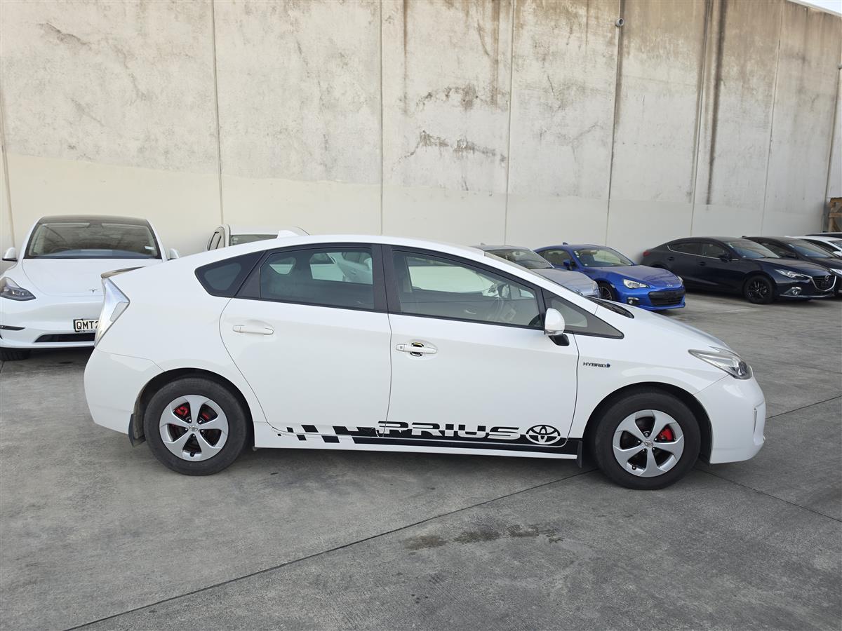 2015 Toyota Prius S Hybrid Keyless Alloys English Stereo/Bluetooth Rev Camera Finance Available Carousel 8