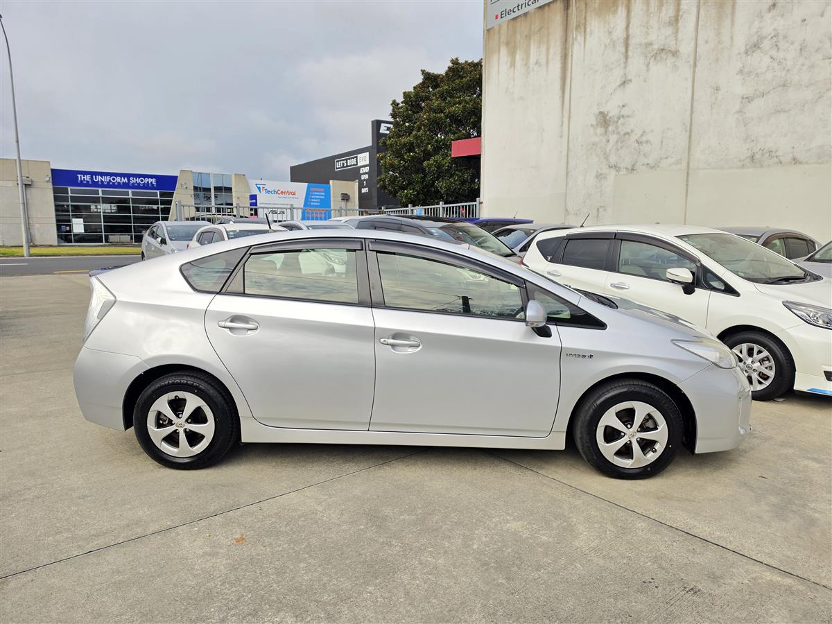 2015 Toyota Prius Hybrid 1.8L Low *32K* Kms Alloys AUX Finance Available Carousel 7