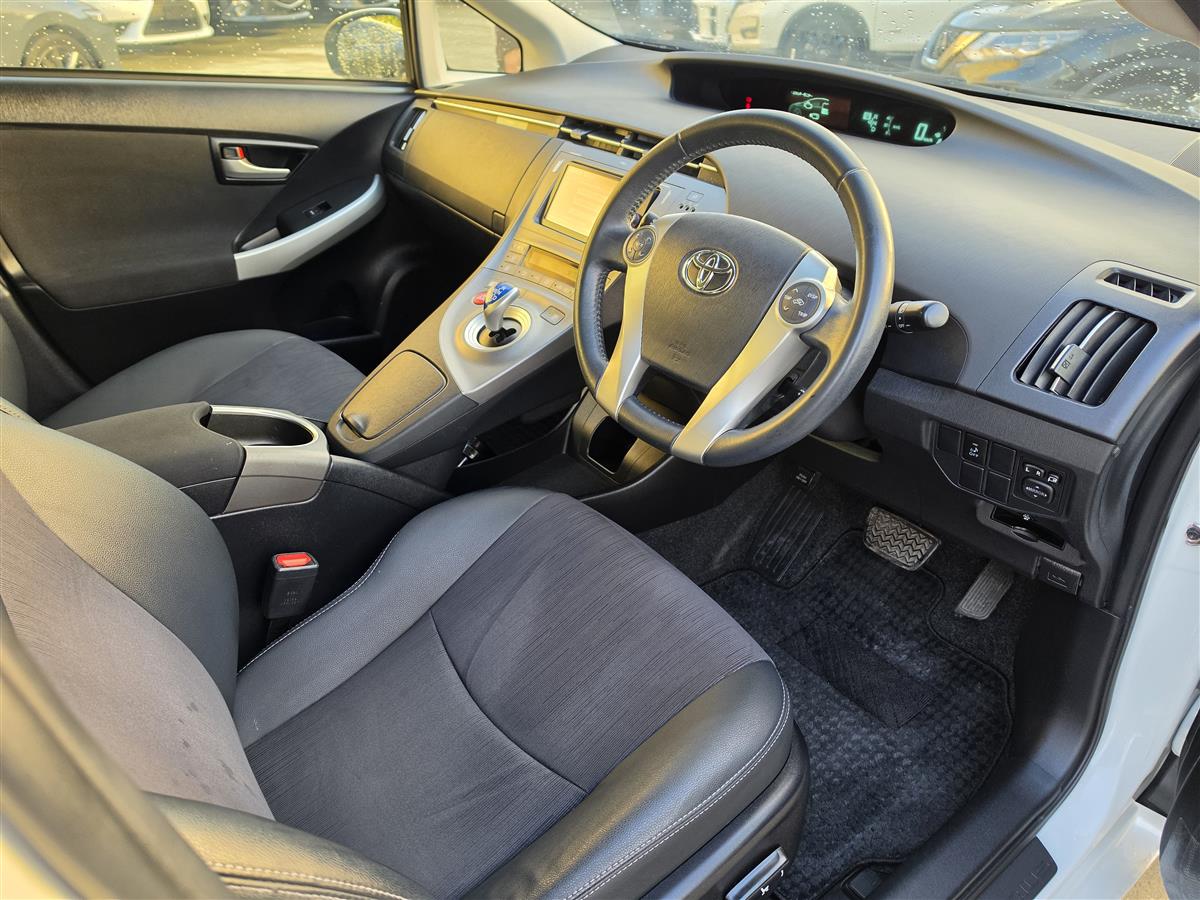 2014 Toyota Prius Hybrid G Half Leather Cruise Electric Seats Rev Cam Bluetooth Finance Available Carousel 2
