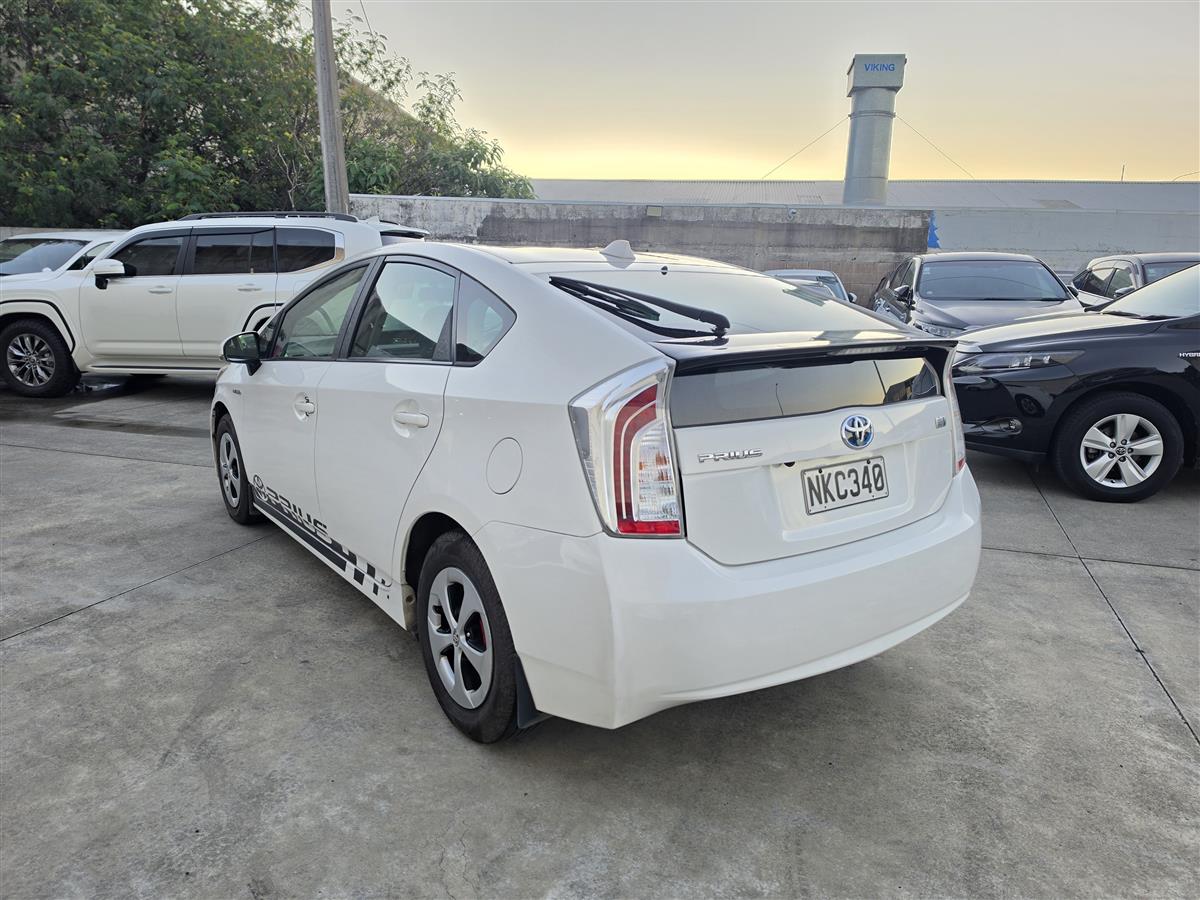 2015 Toyota Prius S Hybrid Keyless Alloys English Stereo/Bluetooth Rev Camera Finance Available Carousel 1