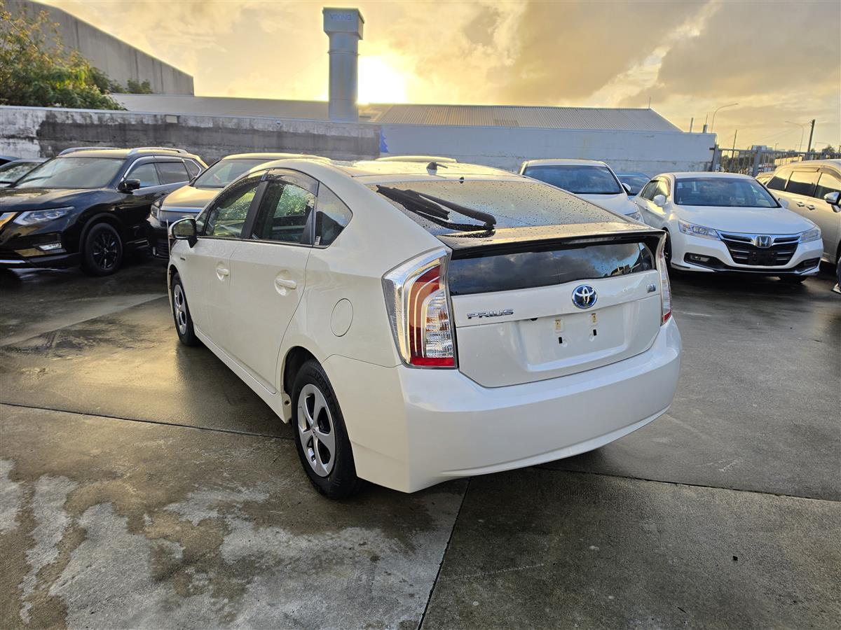 2014 Toyota Prius Hybrid G Half Leather Cruise Electric Seats Rev Cam Bluetooth Finance Available Carousel 6