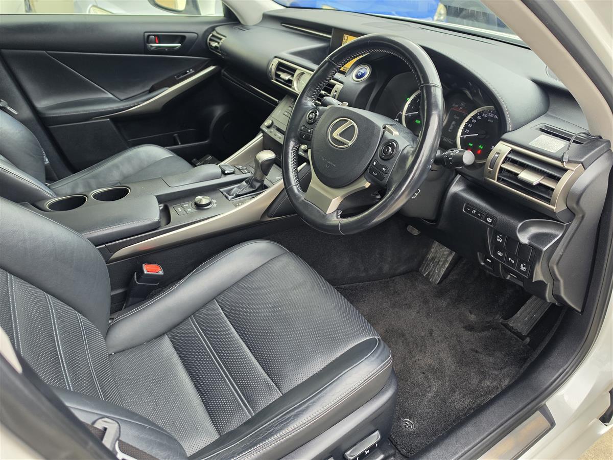 2015 Lexus IS 300h Hybrid SUNROOF Leather Radar Cruise BSM Electric Seat Finance Available Carousel 9