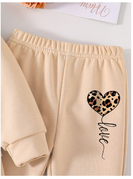 Young Girls Heart Print Crew Neck Sweatshirt And Flared Pants Set Carousel 4