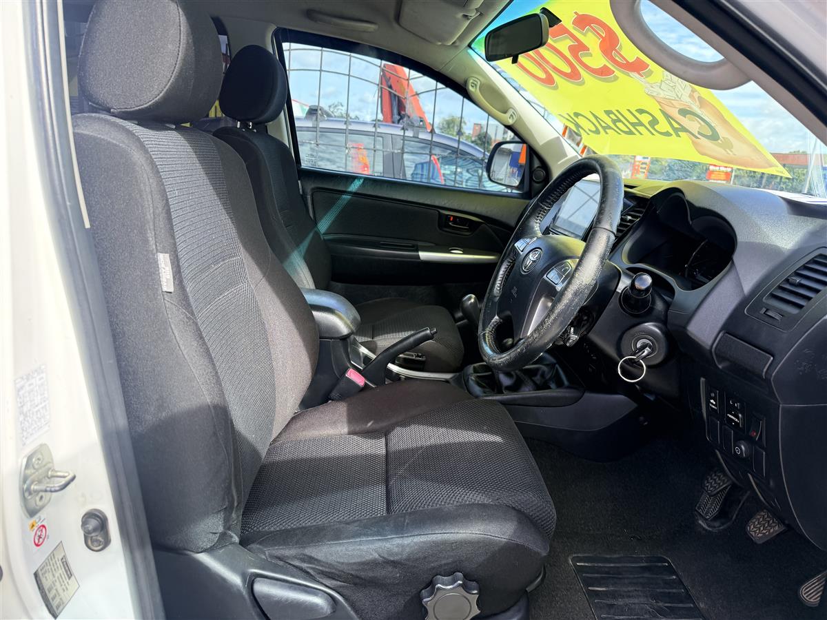 2014 Toyota Hilux SR5 4WD 3.0TD DC 5M Carousel 3