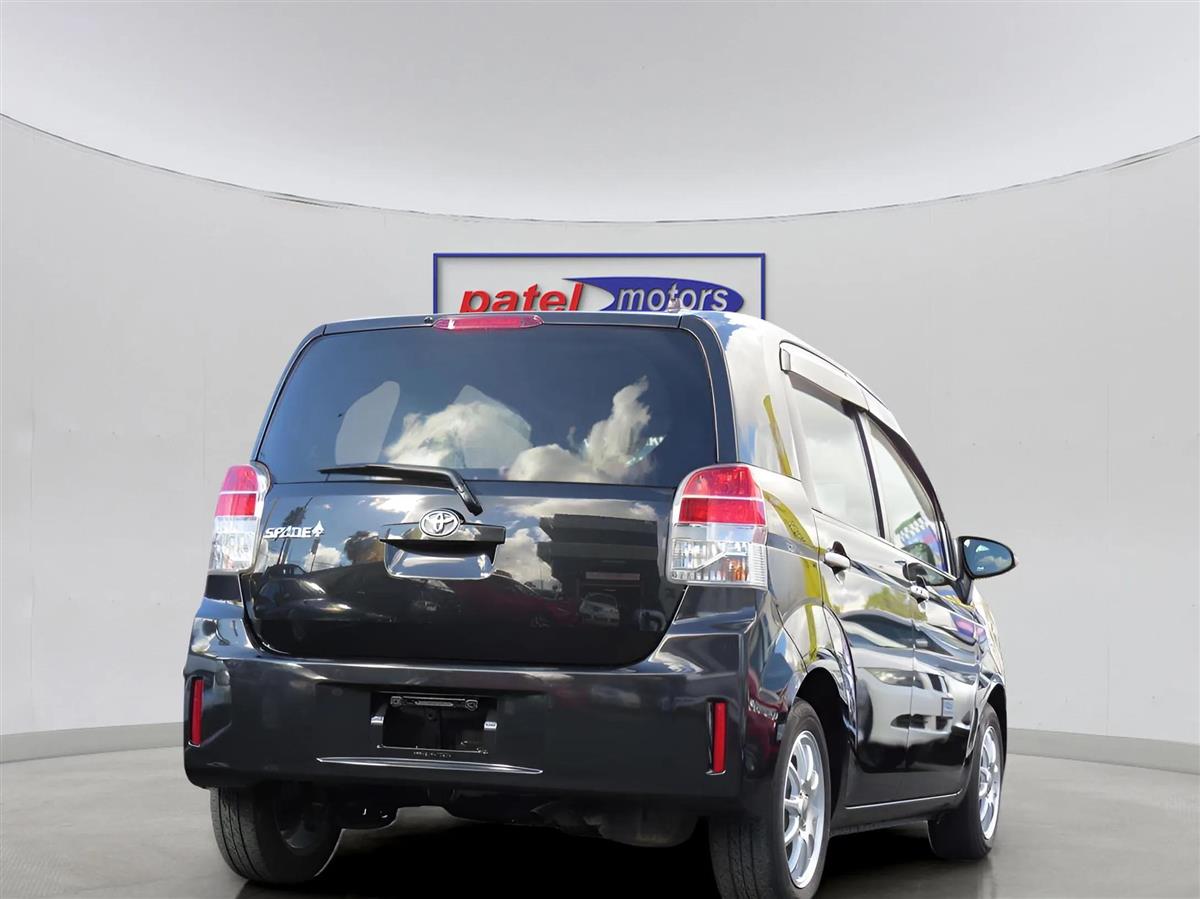 2013 Toyota Spade Carousel 3