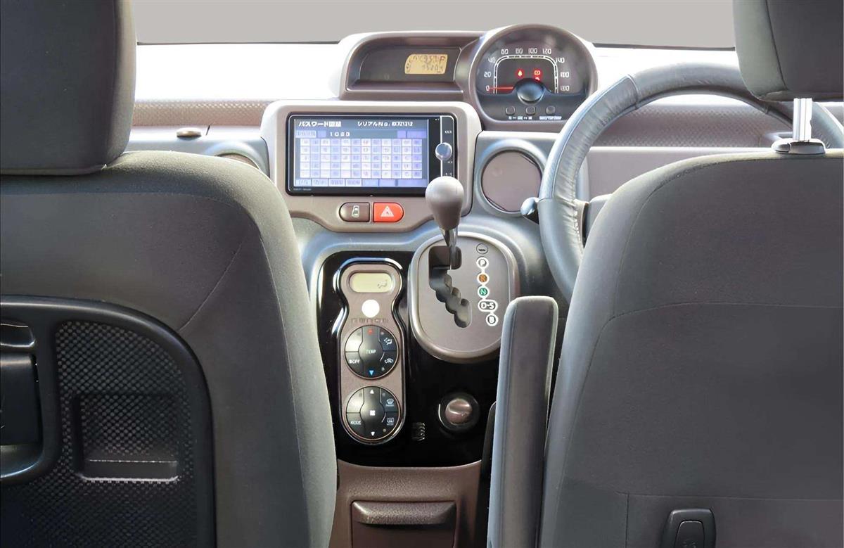 2013 Toyota Spade Carousel 8