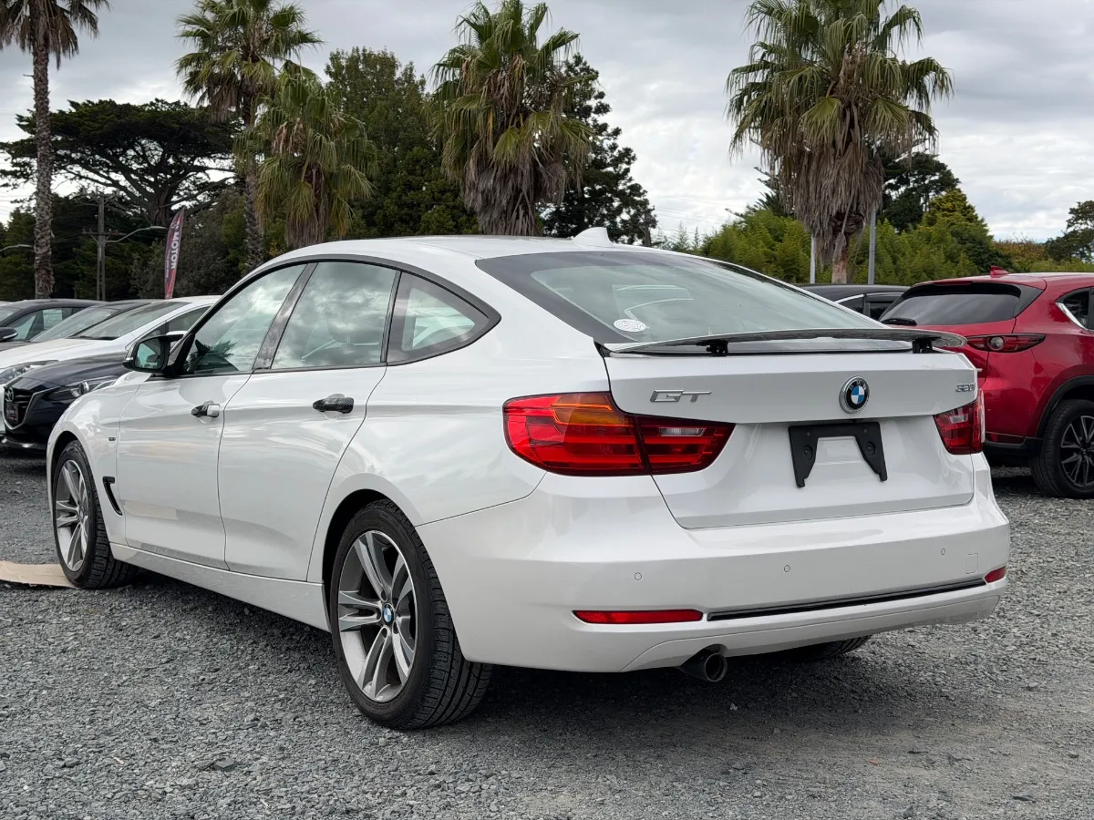 2014 BMW 320i I GRAN TURISMO SPORT Carousel 6