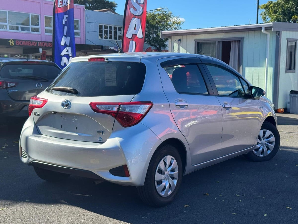 2018 Toyota Vitz Carousel 7