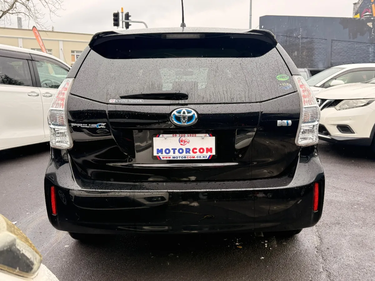 2012 Toyota Prius Alpha G Carousel 4