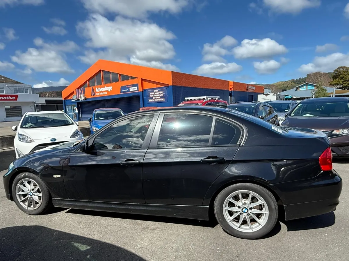 2011 BMW 320i Carousel 7