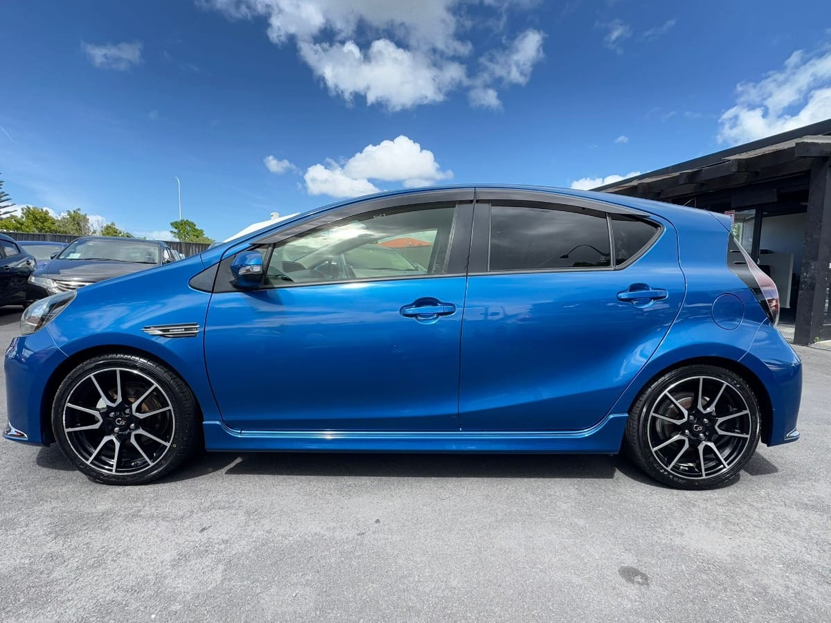 2015 Toyota Aqua GS Hybrid Carousel 7