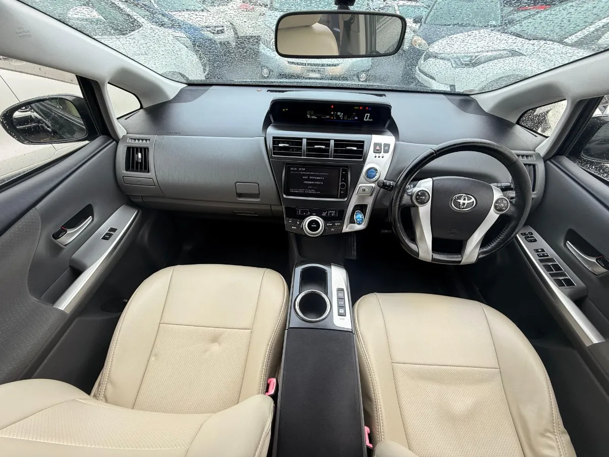 2012 Toyota Prius Alpha G Carousel 2