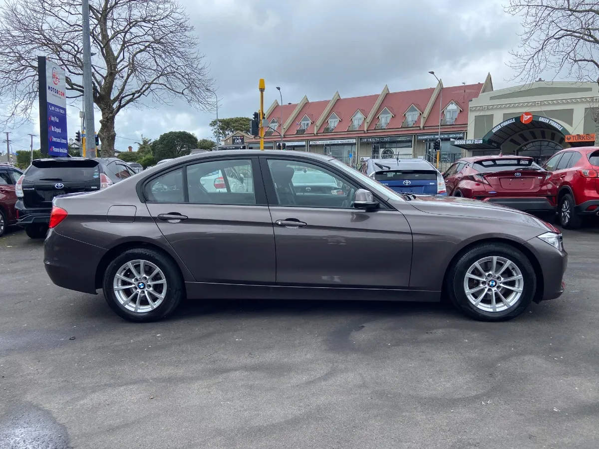 2014 BMW 320i Carousel 5