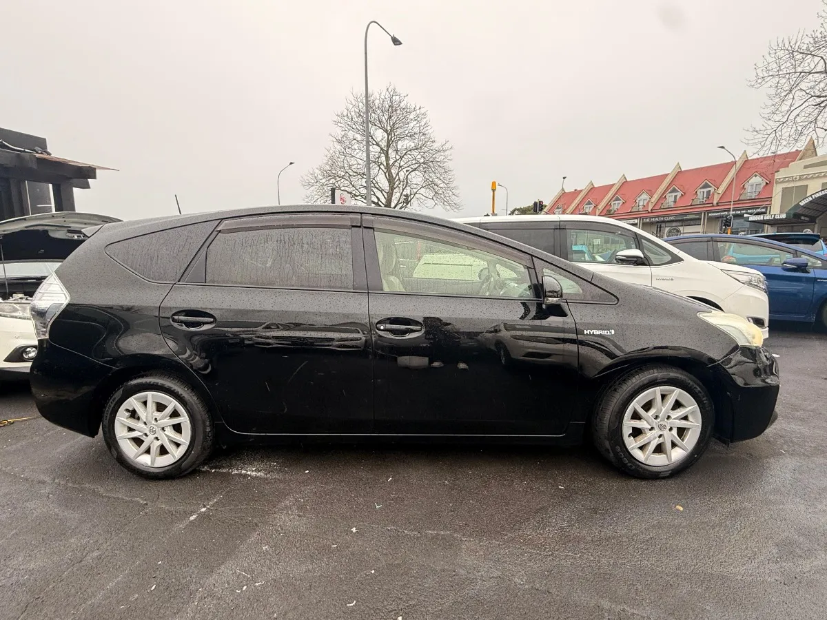 2012 Toyota Prius Alpha G Carousel 6