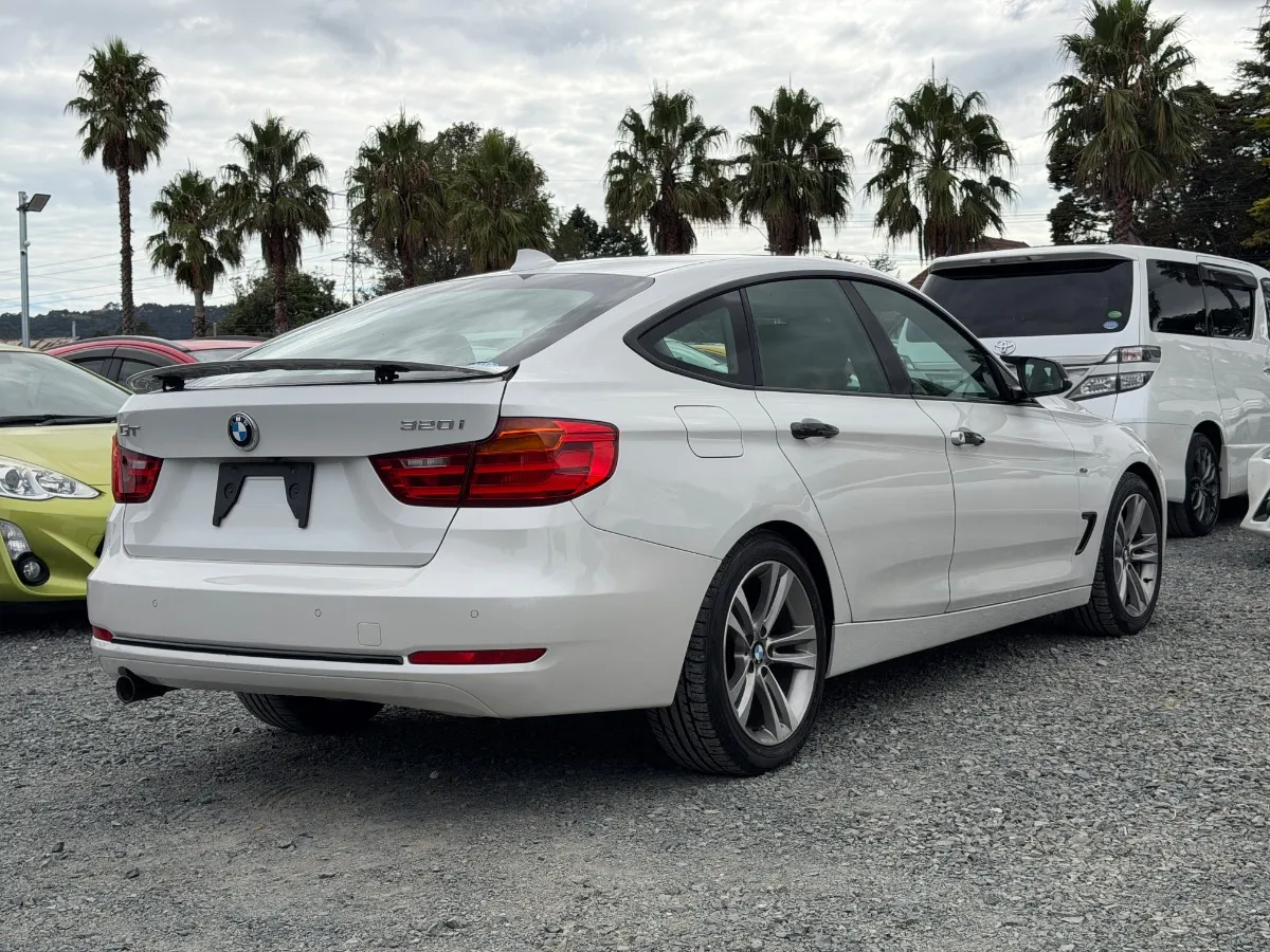 2014 BMW 320i I GRAN TURISMO SPORT Carousel 4