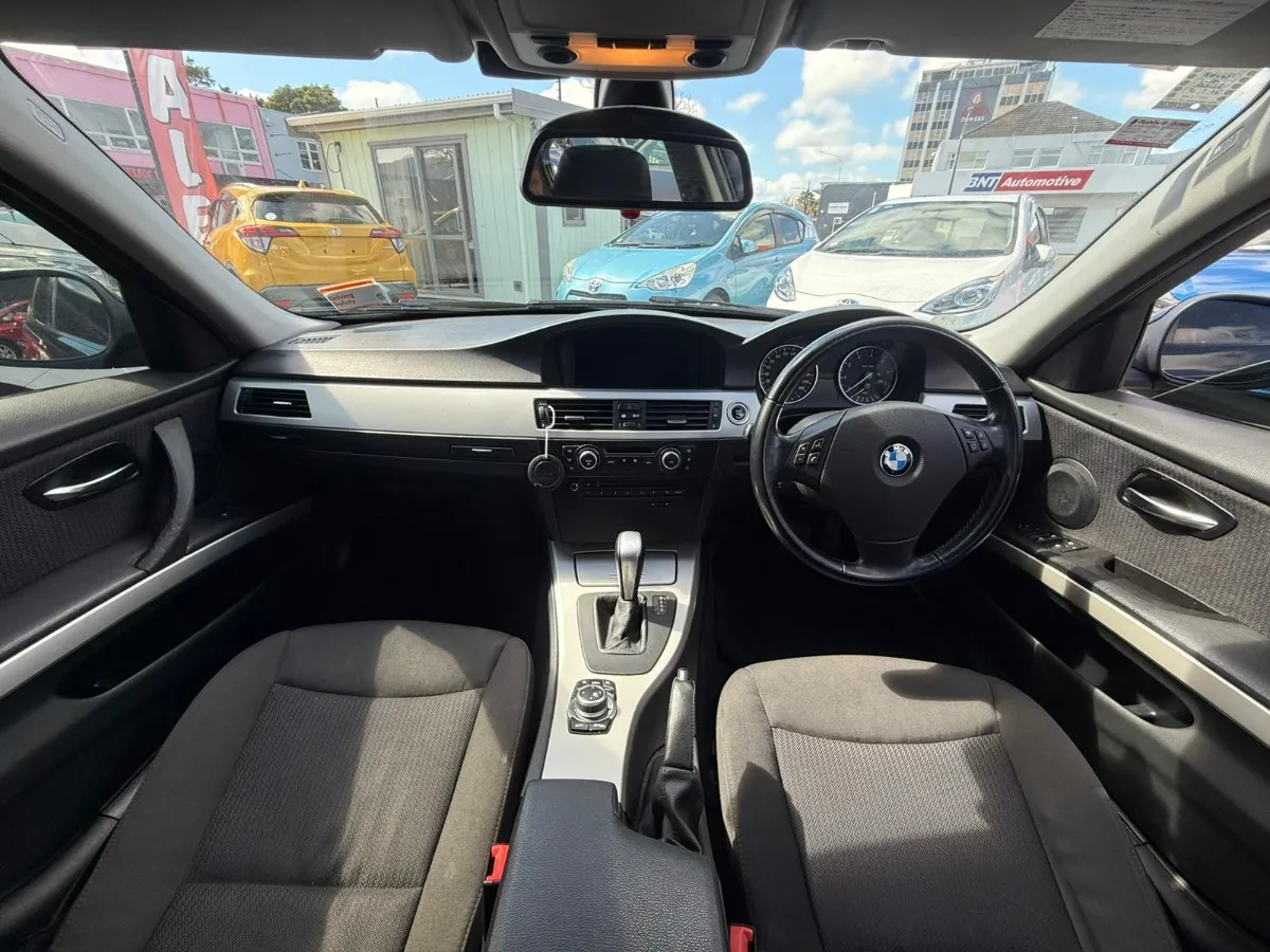 2011 BMW 320i Carousel 1