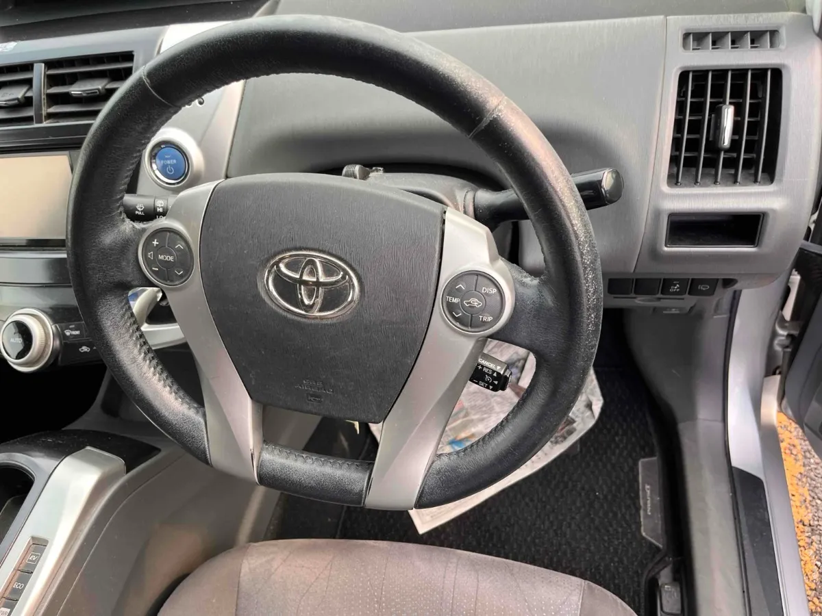 2012 Toyota Prius Alpha G Carousel 4