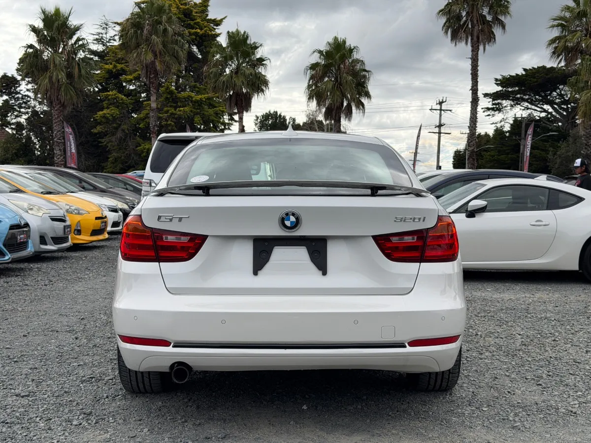 2014 BMW 320i I GRAN TURISMO SPORT Carousel 3