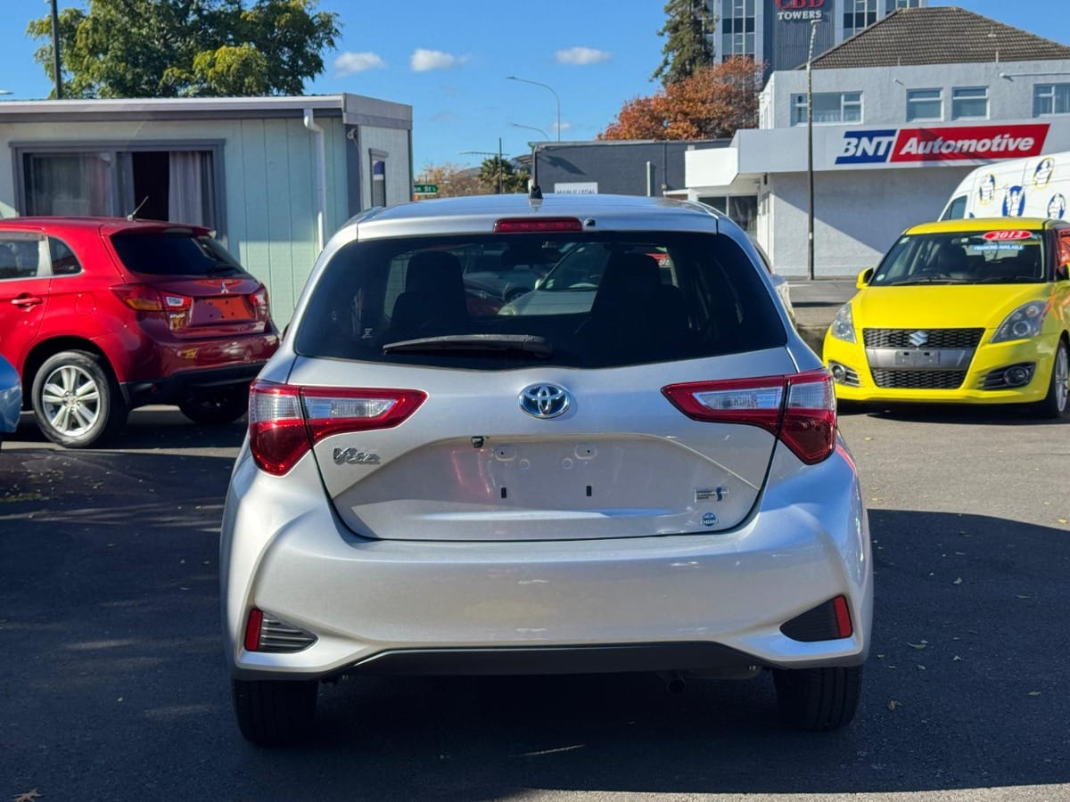 2018 Toyota Vitz Carousel 6