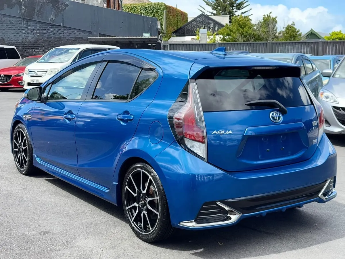2015 Toyota Aqua GS Hybrid Carousel 6