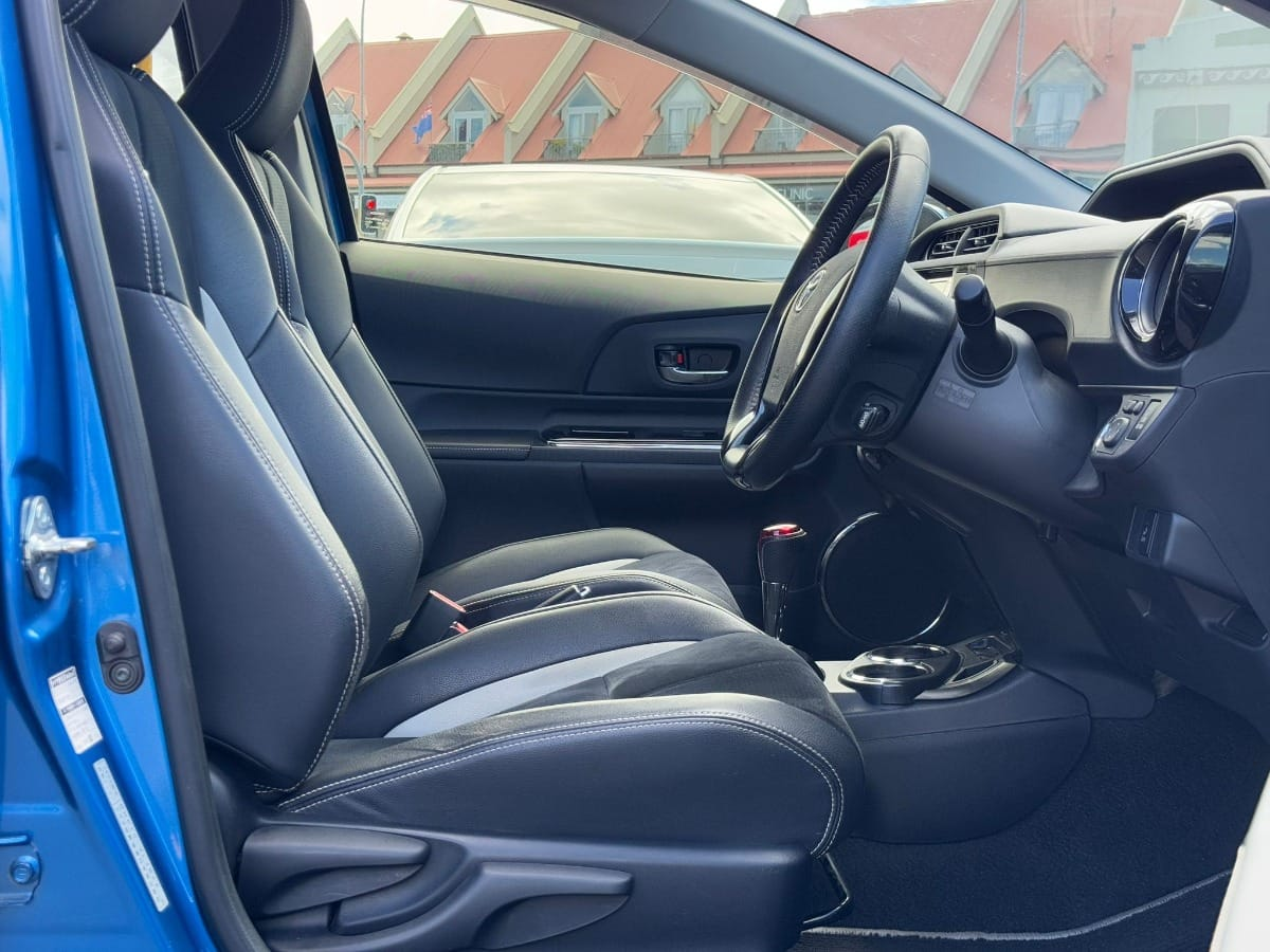 2015 Toyota Aqua GS Hybrid Carousel 3