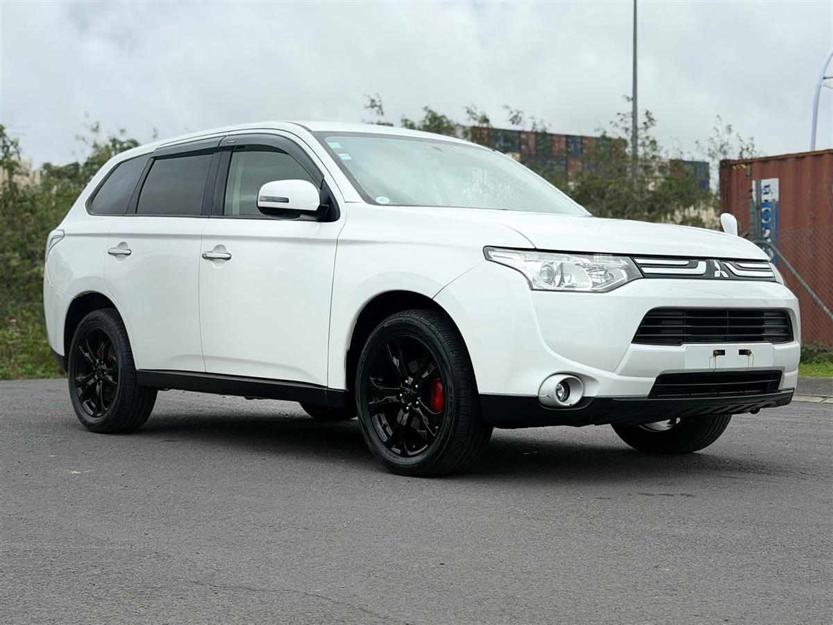 2013 Mitsubishi Outlander 7 SEATER !! REVERSING CAMERA !! Carousel 1