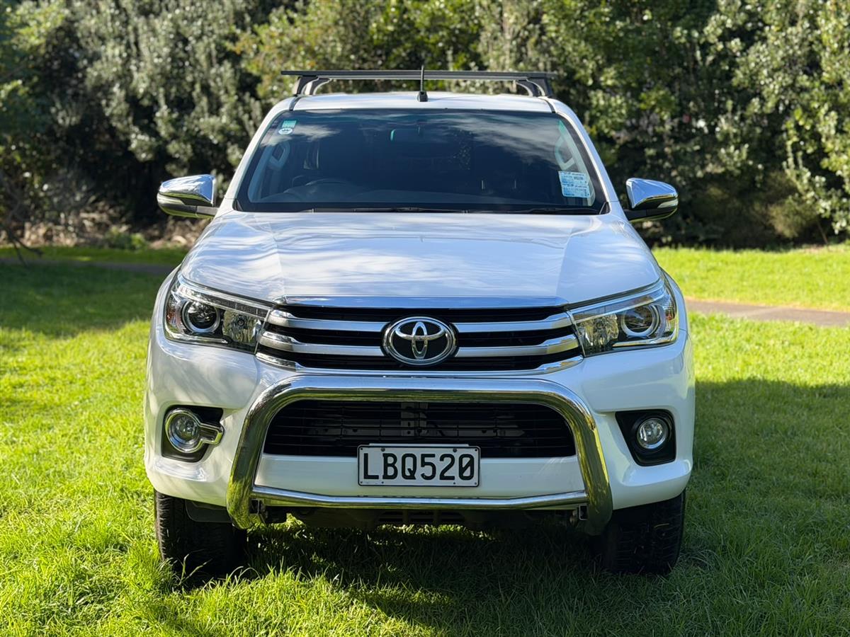 2017 Toyota Hilux SR5 LIMITED TD DC 2. Collage 2