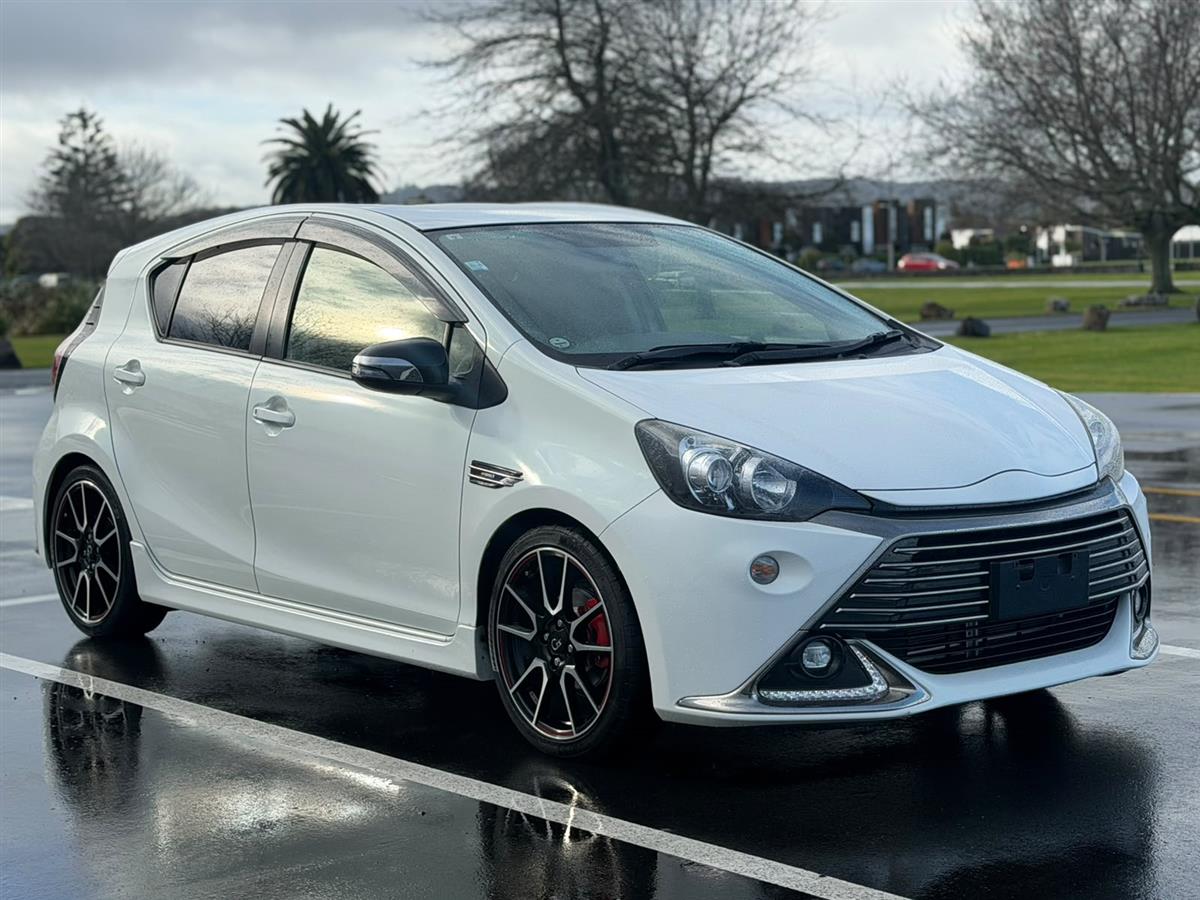 2015 Toyota Aqua GGS HYBRID !! ALLOYS !! Carousel 1
