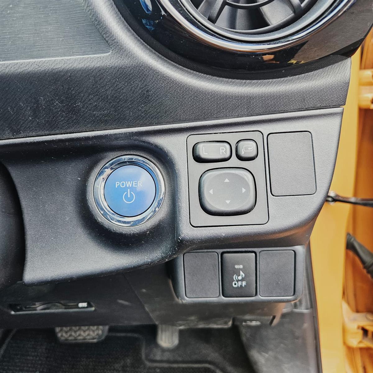 2015 Toyota Aqua HYBRID G SPEC LOW KMS Carousel 12