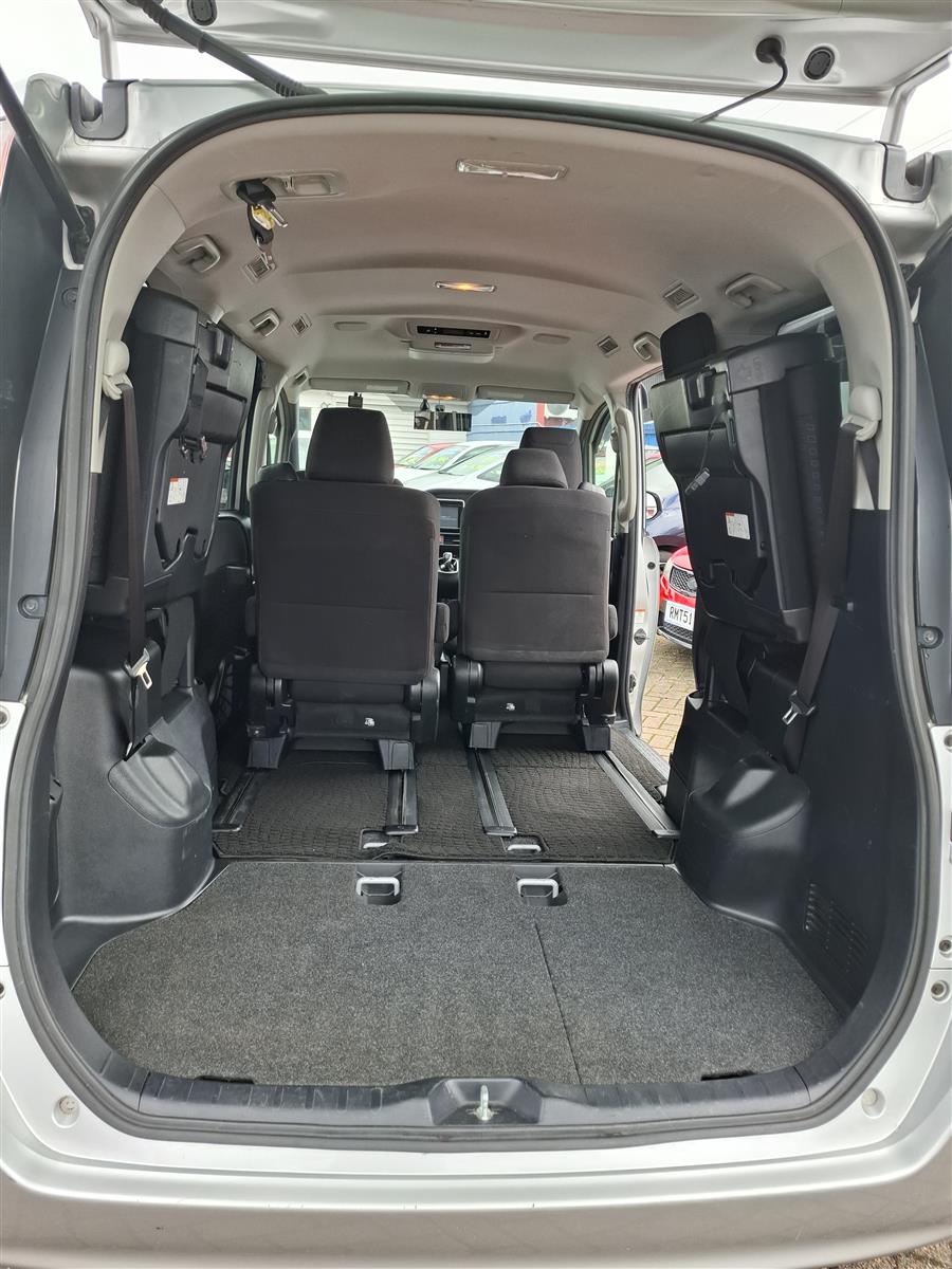 2015 Toyota Noah HYBRID CRUISE CONTROL  2 POWER SLIDING DOORS  BLUETOOTH AUDIO  REVERSE CAMERA  SEAT HEATERS Carousel 10