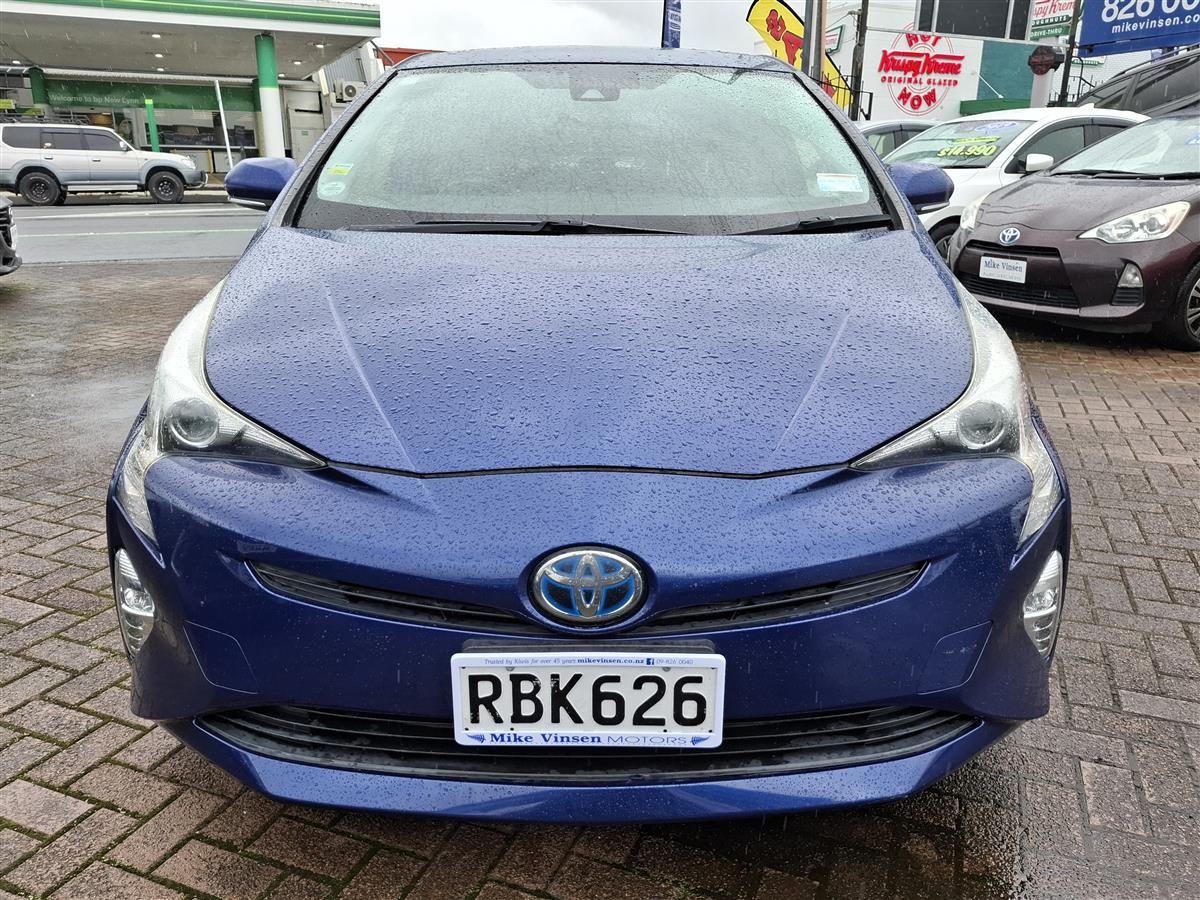 2017 Toyota Prius HYBRID ADAPTIVE CRUISE CONTROL  LANE ASSIST  PRE-CRASH WARNING  REVERSE CAMERA  BLUETOTH AUDIO  MULTI AIRBAGS  ALLOYS Carousel 1